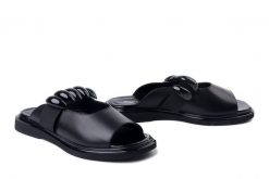 BOMBONELLA G019 507 107 czarny, klapki damskie. Czarne klapki damskie Bombonella, bez wzorów, ze skóry, bez obcasa, na obcasie, bez zapięcia. Za 284.90 zł.