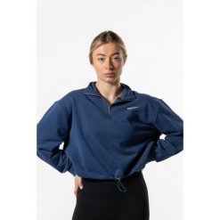 Damska krótka bluza z krótkim zamkiem i opuszczonym ramieniem – kobaltowy. Niebieskie bluzy damskie AESTHETIC WOLF, uniwersalny, bez wzorów, z bawełny, bez kaptura. Za 259.99 zł.