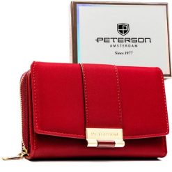Portfel damski wykonany ze skóry ekologicznej w czerwonym kolorze, model w orientacji poziomej - Peterson. Czerwone portfele damskie Peterson, bez wzorów, ze skóry ekologicznej. Za 69.99 zł.