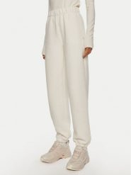 Calvin Klein Jeans Spodnie dresowe J20J223920 Biały Regular Fit. Białe spodnie dresowe damskie Calvin Klein Jeans, s, bez wzorów, z bawełny. Za 419.99 zł.