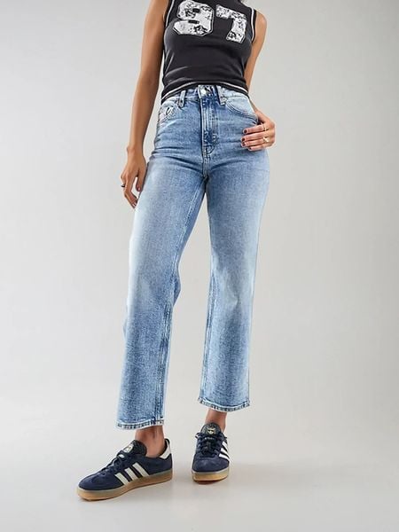 Monki Dżinsy - Regular fit - w kolorze błękitnym rozmiar: W27. Niebieskie jeansy damskie Monki, z podwyższonym stanem. Za 60.99 zł.