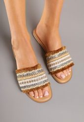 Brązowe Klapki Ozdobione Cyrkoniami i Frędzlami w Stylu Boho Ridivenna. Brązowe klapki damskie Renee, bez wzorów, bez obcasa, na płaskiej podeszwie, bez zapięcia. Za 74.99 zł.