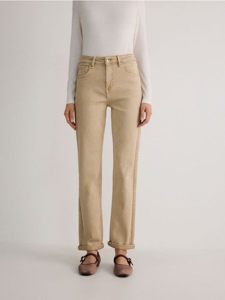 Jeansy straight z efektem sprania - beżowy. Brązowe jeansy damskie Reserved. W wyprzedaży za 79.99 zł.