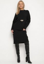 Czarna Sweterkowa Sukienka z Wiskozą i Broszką Tinarrea. Czarne sukienki damskie Born2be, z aplikacjami, z wiskozy, biznesowe, bez ramiączek. Za 129.99 zł.