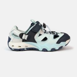 Sandały Frosty K V4 wodoodporne, regulowane, z antypoślizgową podeszwą. Niebieskie sandały damskie Izas, bez wzorów, bez obcasa, bez zapięcia. W wyprzedaży za 252.13 zł.