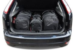Torby Do Bagażnika Ford Focus Hatchback 2004-2011 4Szt Kjust. Czarne torby podróżne KJUST, bez wzorów, z kauczuku. Za 1,203.00 zł.
