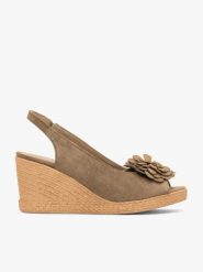 Jasnobrązowe sandały na koturnie z kwiatem. Brązowe sandały damskie Ryłko, bez wzorów, ze skóry, z okrągłym noskiem, bez obcasa, na koturnie, bez zapięcia. Za 399.99 zł.