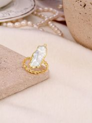 Pierres de Jade Pozłacany pierścionek z perłą rozmiar: onesize. Białe pierścionki damskie Pierres de Jade, z perłą, pozłacane. Za 70.90 zł.