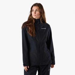 Kurtka przeciwdeszczowa damska Swedemount Orust Rain Jacket wodoodporna. Czarne kurtki damskie SWEDEMOUNT, bez wzorów, bez kaptura. Za 329.99 zł.