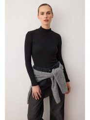 Trendyol Koszulka w kolorze czarnym rozmiar: XL. Czarne koszulki damskie Trendyol, xl, bez wzorów, bez kołnierzyka, bez ramiączek. Za 39.99 zł.