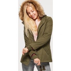 Parka z kapturem - Khaki. Parki damskie Cropp. W wyprzedaży za 199.99 zł.