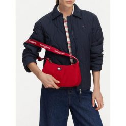 Torebka Tommy Jeans. Czerwone torebki klasyczne damskie Tommy Jeans, z jeansu, bez dodatków. Za 249.99 zł.