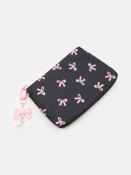 Portfel saszetka z nadrukiem w kokardki z zawieszką - czarny. Czarne nerki i saszetki damskie Sinsay, bez wzorów. Za 15.99 zł.