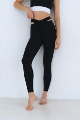 Legginsy do jogi Moonholi V-shape z długimi nogawkami. Czarne legginsy damskie MOONHOLI, l, bez wzorów, z elastanu. Za 199.00 zł.
