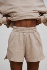 Szorty z dzianiny dresowej w kolorze BEIGE MELANGE - LE PETIT. Brązowe spodenki sportowe damskie Marsala, bez wzorów, z bawełny, z podwyższonym stanem, na fitness i siłownię. W wyprzedaży za 49.98 zł.