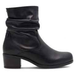 Botki Go Soft. Czarne botki damskie GO SOFT, bez obcasa, na słupku, bez zapięcia. Za 259.99 zł.