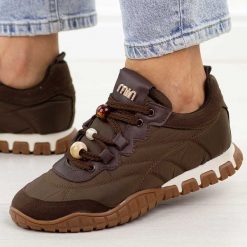 Czekoladowe półbuty damskie T.Sokolski 962. Brązowe półbuty damskie Sokolski, na jesień, z aplikacjami, z jeansu, z okrągłym noskiem, bez obcasa, na płaskiej podeszwie, bez zapięcia. Za 299.00 zł.