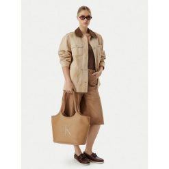 Torebka Calvin Klein. Brązowe shopper bag Calvin Klein, bez wzorów, bez dodatków. Za 529.99 zł.