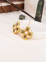 L'Atelier de Gaia Pozłacane kolczyki z perłami i labradorytem rozmiar: onesize. Szare kolczyki damskie L'Atelier de Gaia, z labradorytem, pozłacane, z zapięciem typu bigiel. Za 122.67 zł.