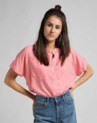 LEE CAP SLEEVE SHIRT DAMSKA KOSZULA KRÓTKI RĘKAW CHERRY BLOSSOM L46FZBQJ 112110920. Czerwone koszule damskie Lee, l, bez wzorów, bez kołnierzyka, bez ramiączek. Za 129.99 zł.