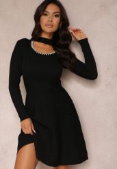 Czarna Sukienka z Wycięciem przy Dekolcie z Cyrkoniami i Perłami Hili. Czarne sukienki damskie Renee, z aplikacjami, z dzianiny, eleganckie, bez ramiączek. W wyprzedaży za 143.99 zł.
