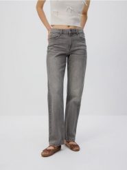 Jeansy straight leg - jasnoszary. Szare jeansy damskie Reserved. W wyprzedaży za 79.99 zł.