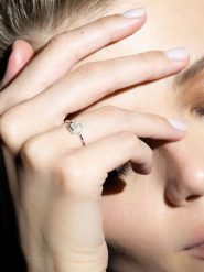 ATELIER DU DIAMANT Złoty pierścionek "Solitaire Regina" z diamentami rozmiar: 58. Szare pierścionki damskie ATELIER DU DIAMANT, z diamentem, złote. Za 1,217.99 zł.