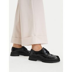 Półbuty Tamaris. Czarne półbuty damskie Tamaris, bez wzorów, bez obcasa, bez zapięcia. Za 304.99 zł.