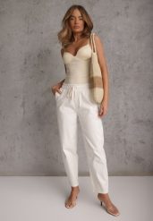 Białe Bawełniane Jeansy Typu Mom Fit High Waist Ściągane w Pasie Sznurkiem Winlenne. Białe jeansy damskie Renee, z podwyższonym stanem. Za 129.99 zł.