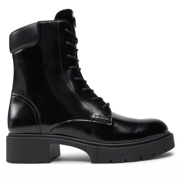 Trzewiki Coach. Czarne botki damskie Coach, bez obcasa, na płaskiej podeszwie, bez zapięcia. Za 989.99 zł.