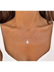 Les Petites Précieuses Pozłacany naszyjnik z zawieszką - dł. 46 cm rozmiar: onesize. Niebieskie naszyjniki damskie Les Petites Précieuses, z kamieniem księżycowym, pozłacane. Za 196.24 zł.