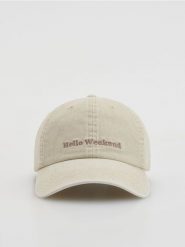 Czapka z daszkiem - kremowy. Białe czapki z daszkiem damskie Reserved, bez wzorów. W wyprzedaży za 19.99 zł.