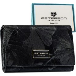 Poziomy, duży portfel damski ze skóry naturalnej i ekologicznej w czarnym kolorze Peterson PTN PS112-MLF. Czarne portfele damskie Peterson, z aplikacjami, ze skóry. Za 139.99 zł.