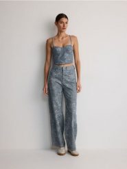 Jeansy wide leg z nadrukiem - jasnoszary. Szare jeansy damskie Reserved, z podwyższonym stanem. W wyprzedaży za 79.99 zł.