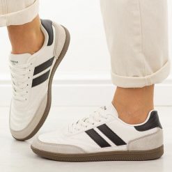 Biało czarne półbuty damskie American Club RD33. Białe obuwie sportowe casual damskie American CLUB, z jeansu, bez zapięcia. Za 179.00 zł.