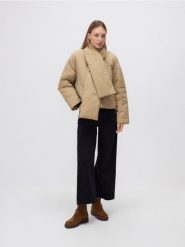 Kurtka z odpinanym szalem - beżowy. Brązowe kurtki damskie Reserved, l, bez wzorów, z tkaniny, bez kaptura. W wyprzedaży za 159.99 zł.