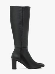 Czarne kozaki z szeroką cholewką. Czarne kozaki damskie Ryłko, ze skóry, bez obcasa, na obcasie, bez zapięcia. Za 699.99 zł.