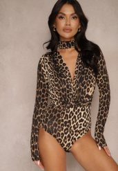 Brązowe Marszczone Body w Panterkę z Wiskozą i Ozdobną Zakładką Mortattia. Brązowe body i gorsety Renee, bez wzorów, z jeansu. Za 79.99 zł.