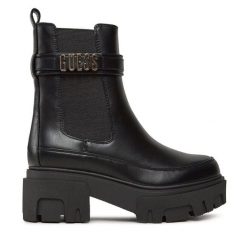Botki Guess. Czarne botki damskie Guess, bez obcasa, na słupku, bez zapięcia. Za 799.99 zł.