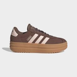 Sneakersy damskie ADIDAS VL Court Bold. Brązowe obuwie sportowe damskie Adidas, z kauczuku, bez zapięcia, trekkingowe. Za 349.99 zł.
