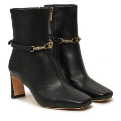 Botki Marciano Guess. Czarne botki damskie Marciano Guess, bez obcasa, na słupku, bez zapięcia. Za 889.99 zł.