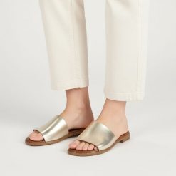 Klapki damskie Armodo, cholewka ze skóry naturalnej o prostej wsuwanej konstrukcji szeroki pasek stabilizujący stopę płaska podeszwa z lekkim profile. Żółte klapki damskie Armodo, bez wzorów, ze skóry, bez obcasa, na obcasie, bez zapięcia. Za 269.00 zł.