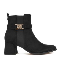 Botki Nine West. Czarne botki damskie Nine West, bez obcasa, na słupku, bez zapięcia. Za 289.99 zł.