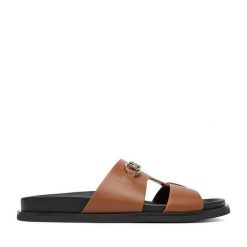 Klapki Nine West. Brązowe klapki damskie Nine West, bez wzorów, bez obcasa, bez zapięcia. Za 169.99 zł.