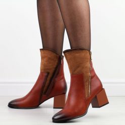 J.Brązowe botki damskie na obcasie Jezzi asa217-9. Brązowe botki damskie Jezzi, na jesień, ze skóry, eleganckie, bez obcasa, na obcasie, bez zapięcia. Za 249.00 zł.