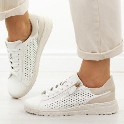 Białe skórzane półbuty damskie Jezzi 137. Białe półbuty damskie Jezzi, na jesień, w ażurowe wzory, z jeansu, bez obcasa, na płaskiej podeszwie, bez zapięcia. Za 239.00 zł.