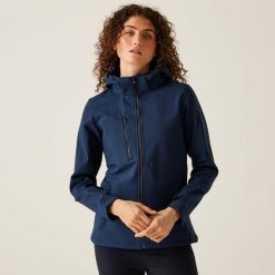 Damska 3-warstwowa kurtka softshell z kapturem Venturer z nadrukiem. Fioletowe kurtki damskie Regatta, na zimę, bez wzorów, z softshellu, z kapturem. Za 269.99 zł.