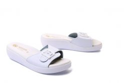 SANITAL FLEX KO-01 biały, klapki profilaktyczne damskie. Białe klapki damskie Sanital-Flex, bez wzorów, bez obcasa, na koturnie, bez zapięcia. Za 84.99 zł.