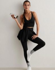 Damskie legginsy dłuższe, wysoki stan, invisible scrunch Shape Seamless czarne. Czarne legginsy sportowe damskie Aim'n, m, bez wzorów, z dzianiny, z podwyższonym stanem, na fitness i siłownię. Za 303.00 zł.