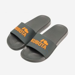 Klapki Kubota Basic z Pomarańczowym Logo. Brązowe klapki damskie Kubota, bez wzorów, z materiału, bez obcasa, bez zapięcia. Za 69.99 zł.
